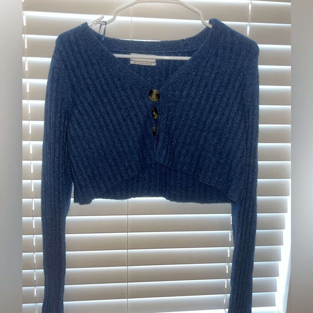 Cropped blue sweater with fake buttons